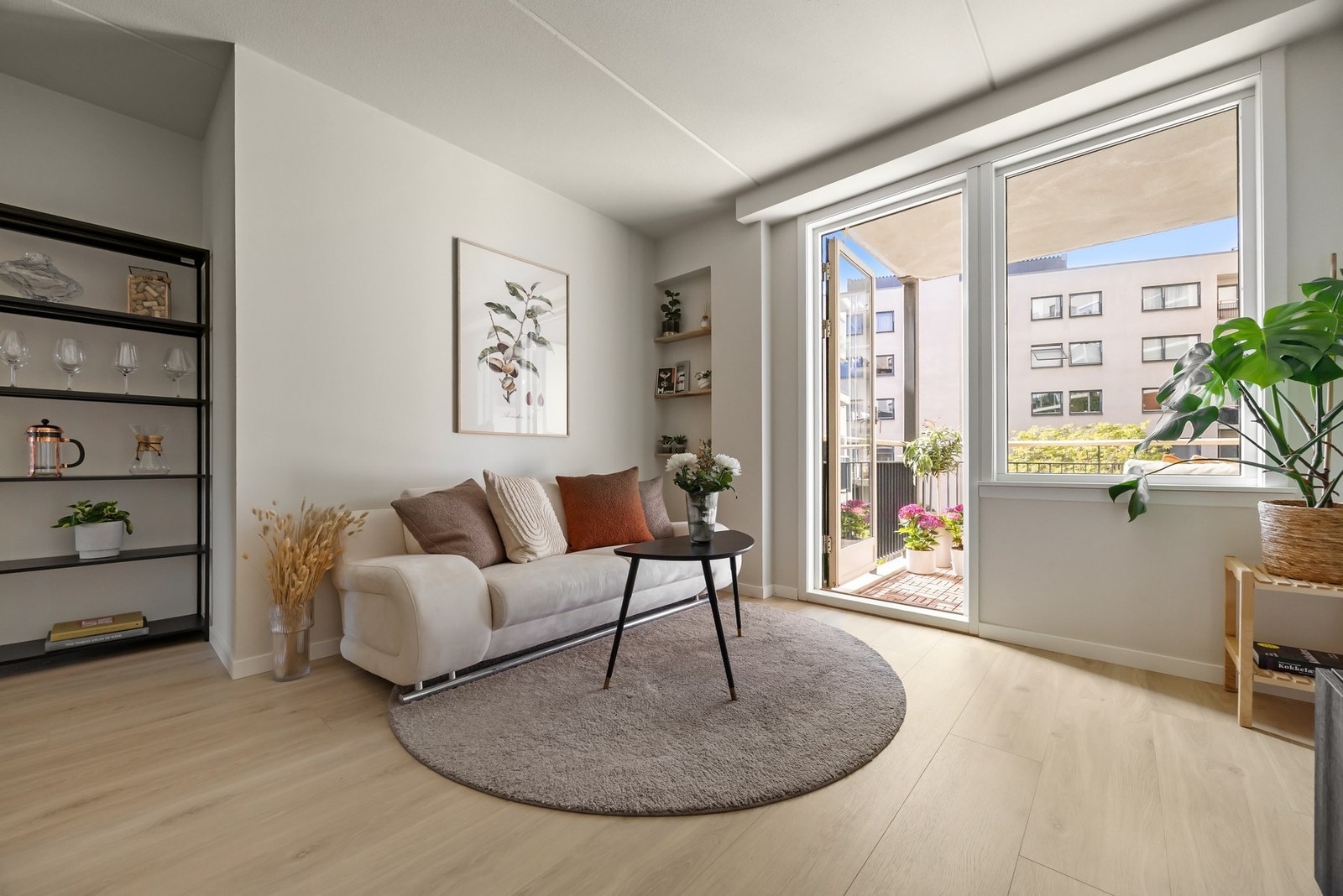 Den åpne stue/kjøkken-løsningen gir god plass til både sofa- og spisegruppe. Galleribilde