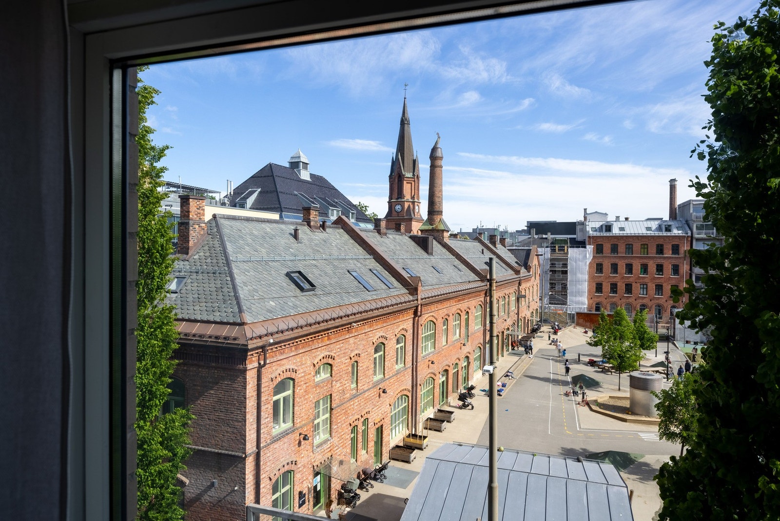 Leiligheten ligger skjermet til i 3. etasje med lite innsyn. Bildet viser utsikten fra hovedsoverommet. Galleribilde