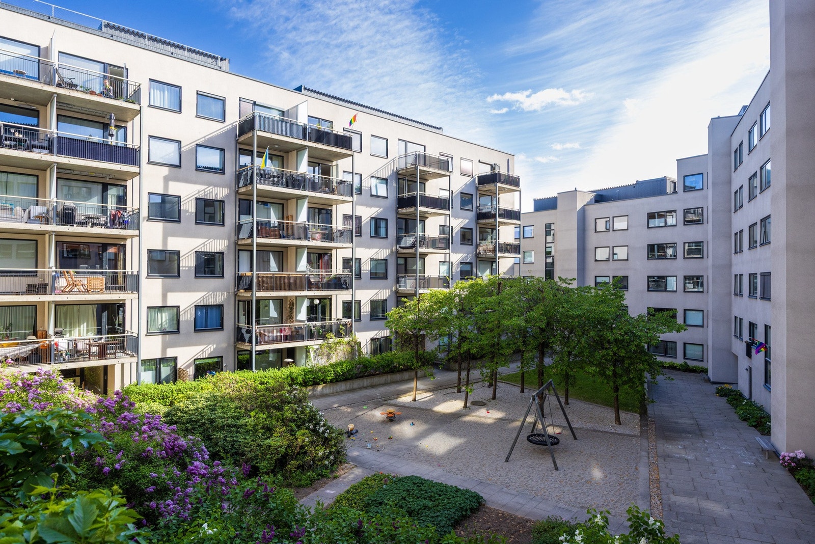 Borettslaget har en meget pent opparbeidet bakgård med et bredt utvalg plantearter og sittegrupper. Galleribilde