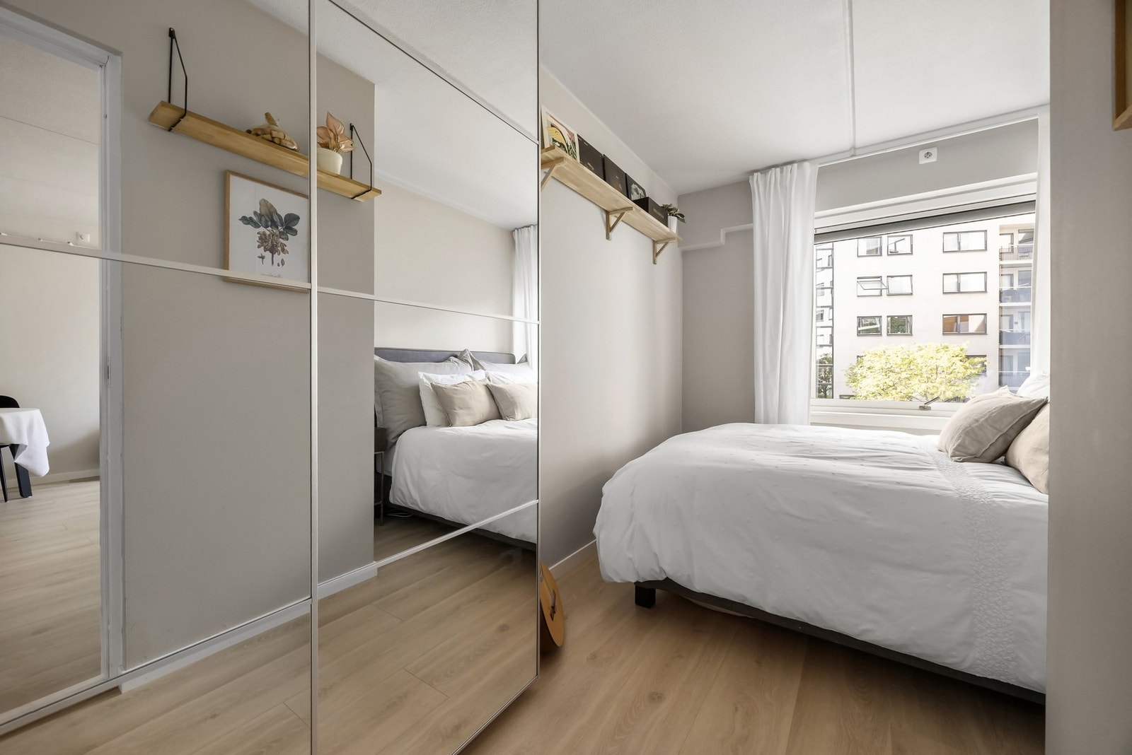 Soverom 2 er også av god størrelse, med naturlig plassering for seng og garderobeskap. Galleribilde