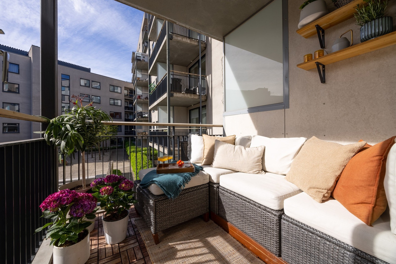 På balkongen er det gode solforhold fra ettermiddagstid! Galleribilde