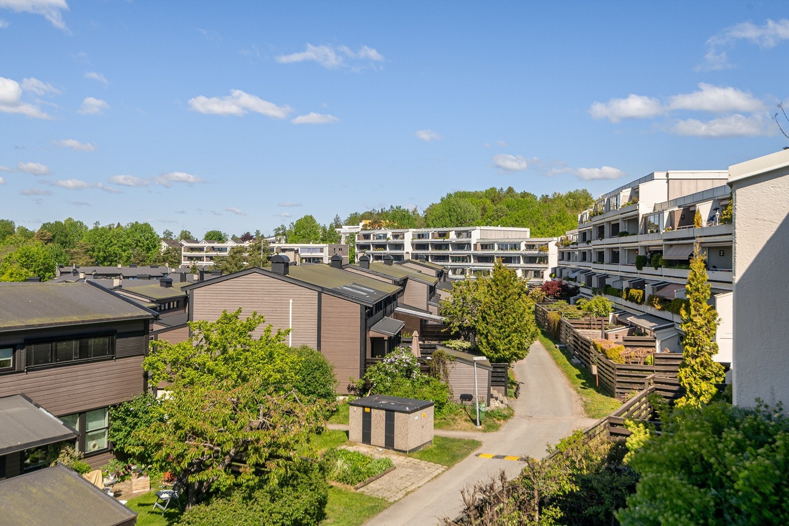 Leiligheten ligger i velholdt og moderne borettslag bestående av rekkehus og leiligheter. Galleribilde