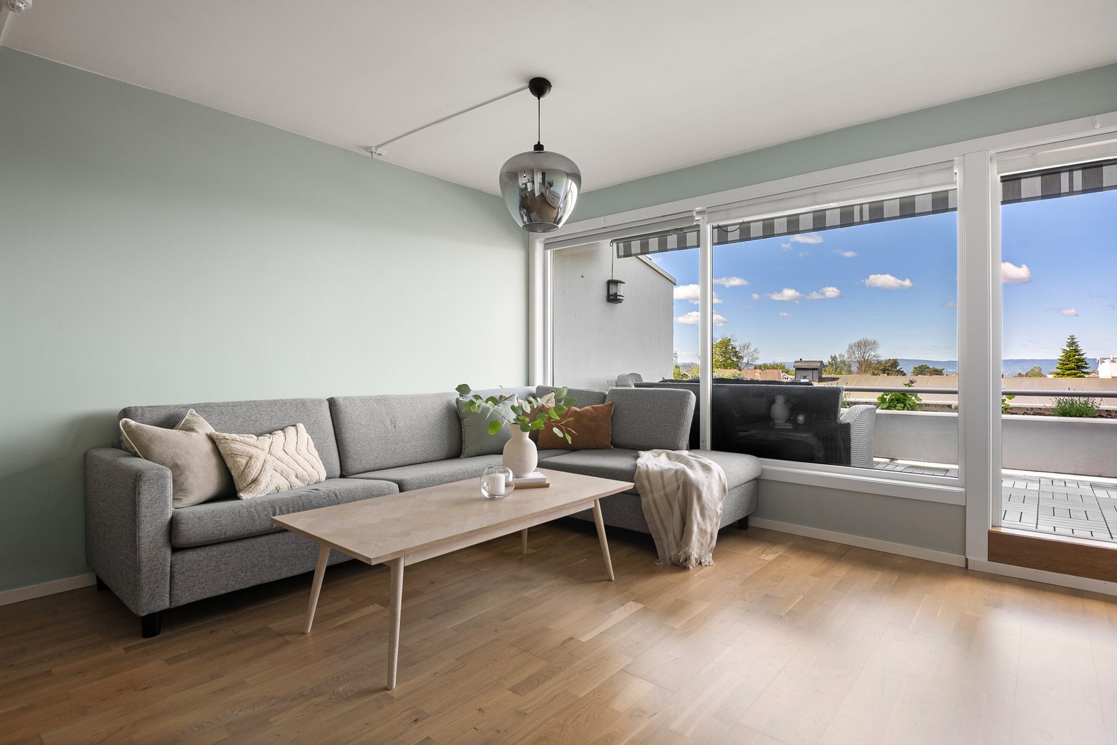 Stuen har god plass til stor sofa samt spisebord. Galleribilde