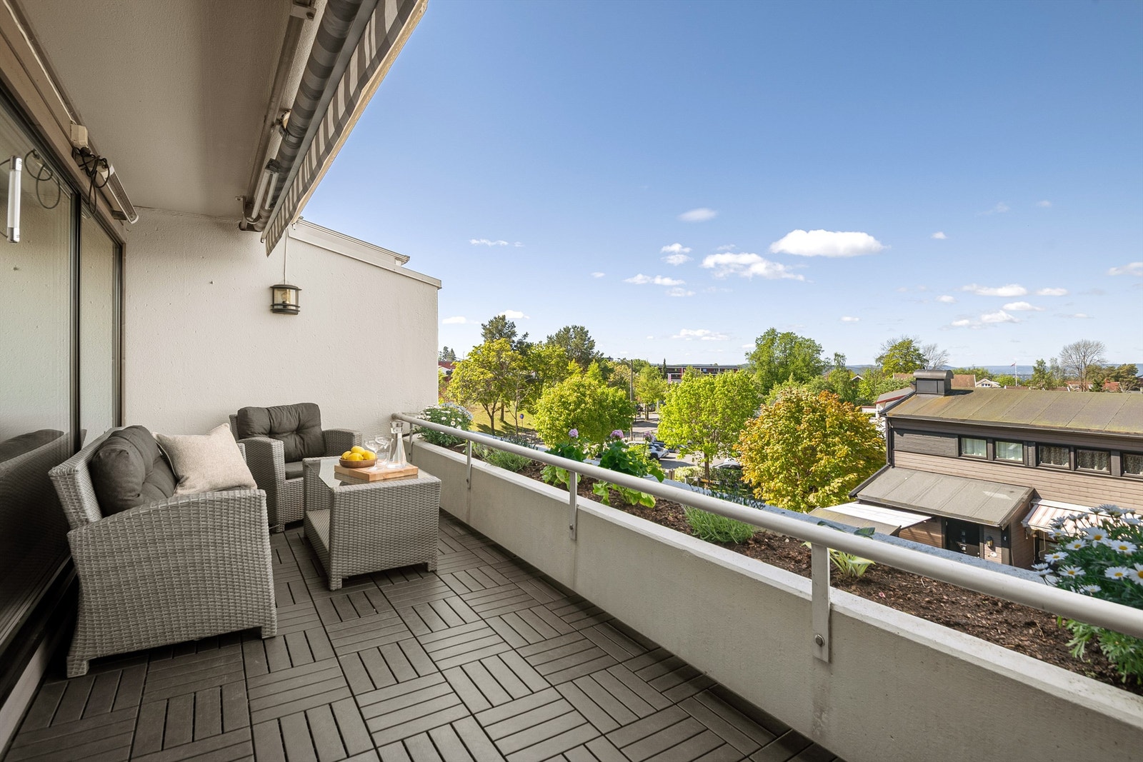 Leiligheten ligger på toppen (3.etasje) med stor terrasse på hele 11 kvm. Galleribilde