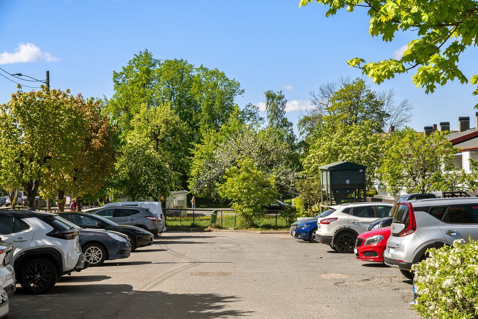 Det er gjesteparkering i borettslaget. Garasjeplass kan leies på privat initiativ. Galleribilde
