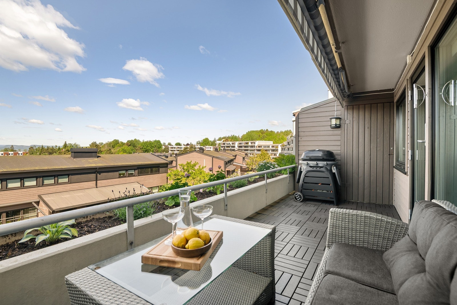 Velkommen til Åssiden terrasse 2 og denne toppleiligheten i 3.etasje med fantastisk utsikt og standard - Presentert av Christoffer S. Akerjordet og Krogsveen Galleribilde