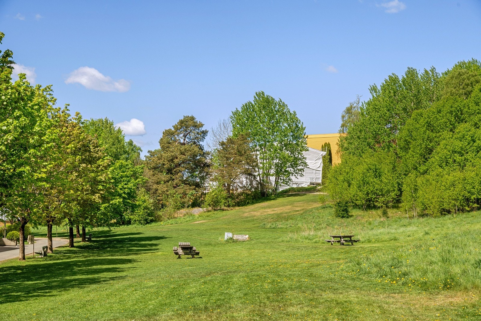 Borettslaget er omringet av store grøntområder og turmuligheter. Galleribilde