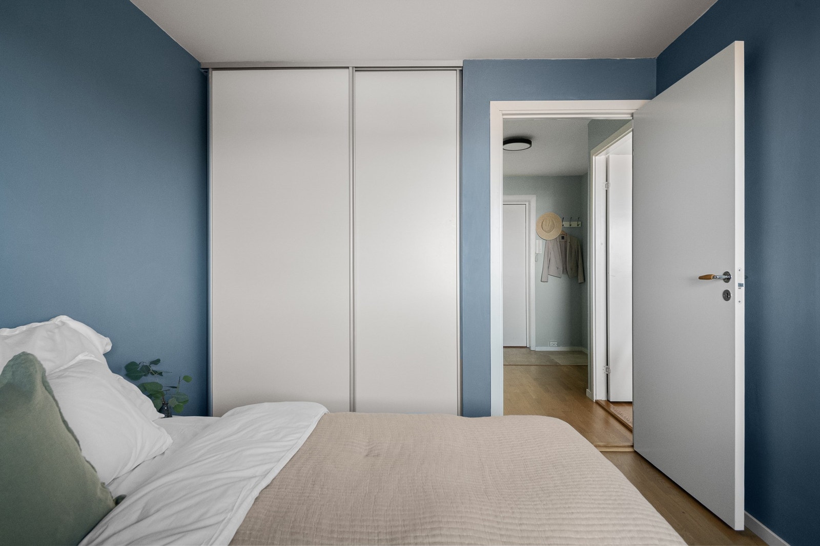 Soverommet har skyvedørsgarderobe. Galleribilde