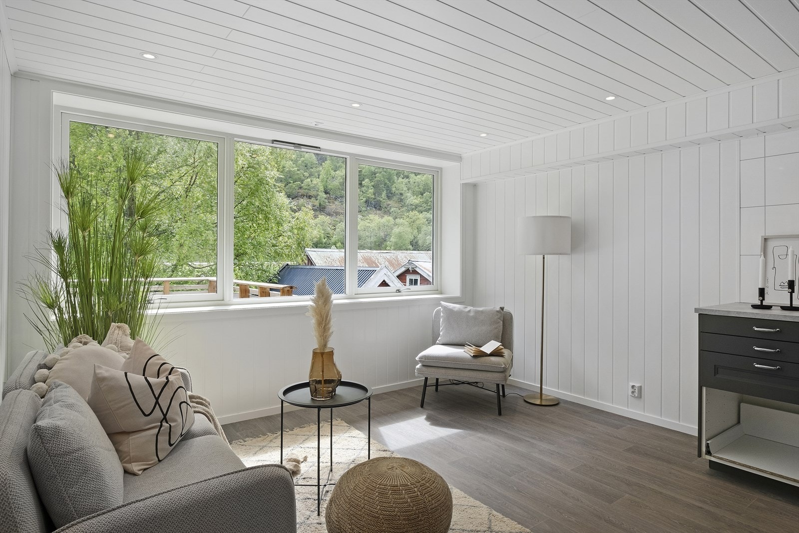 Stova har store vindauge som slepp inn godt med naturleg lys. Galleribilde
