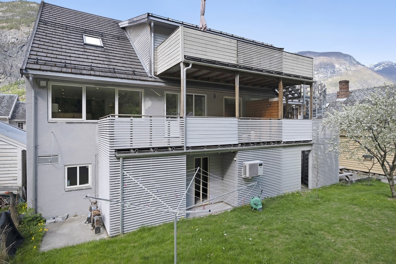 Sameiget sitt namn er sentrum sameie. Sameiget består av 5 seksjonar, der ein av seksjonane er næring, og resterande er boligseksjonar. Galleribilde