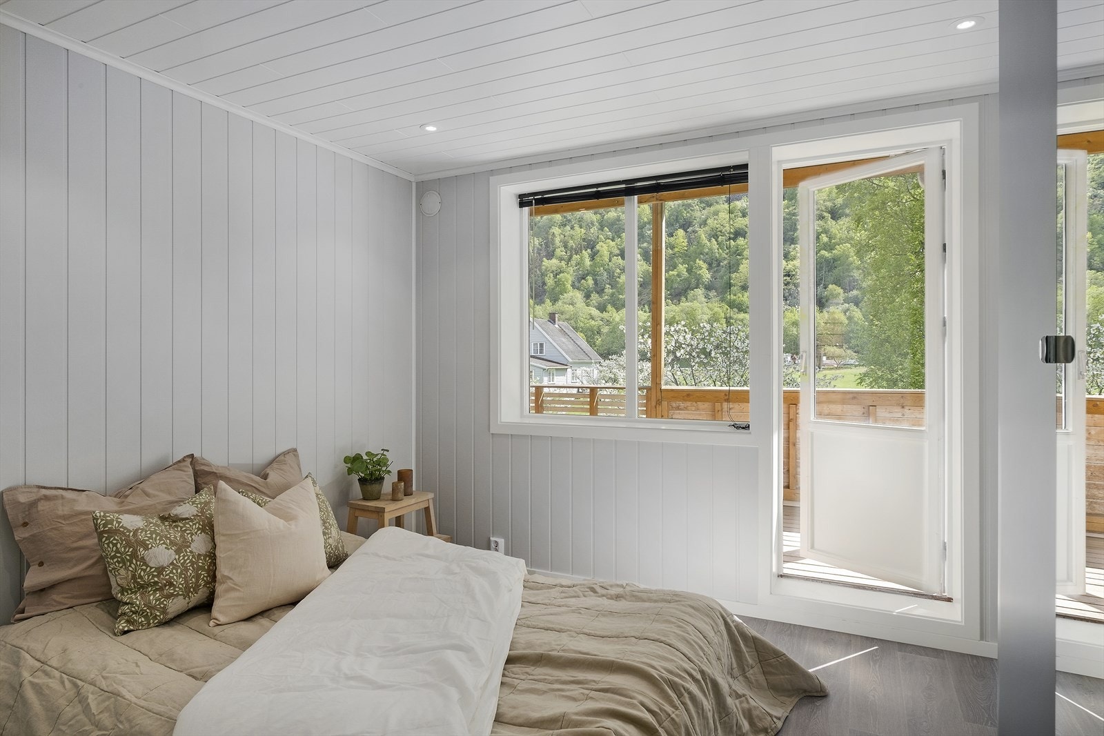 Soverom med plass til ei romsleg seng og garderobe. Herifrå er det utgang til veranda. Galleribilde