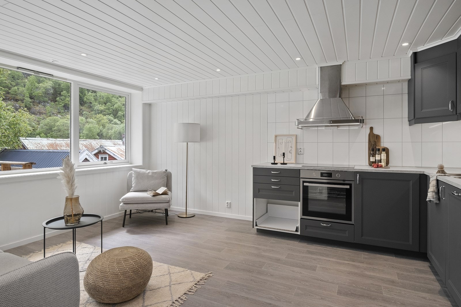 Open stove-/kjøkkenløysing med plass til både sittegruppe og tv-møblement. Galleribilde