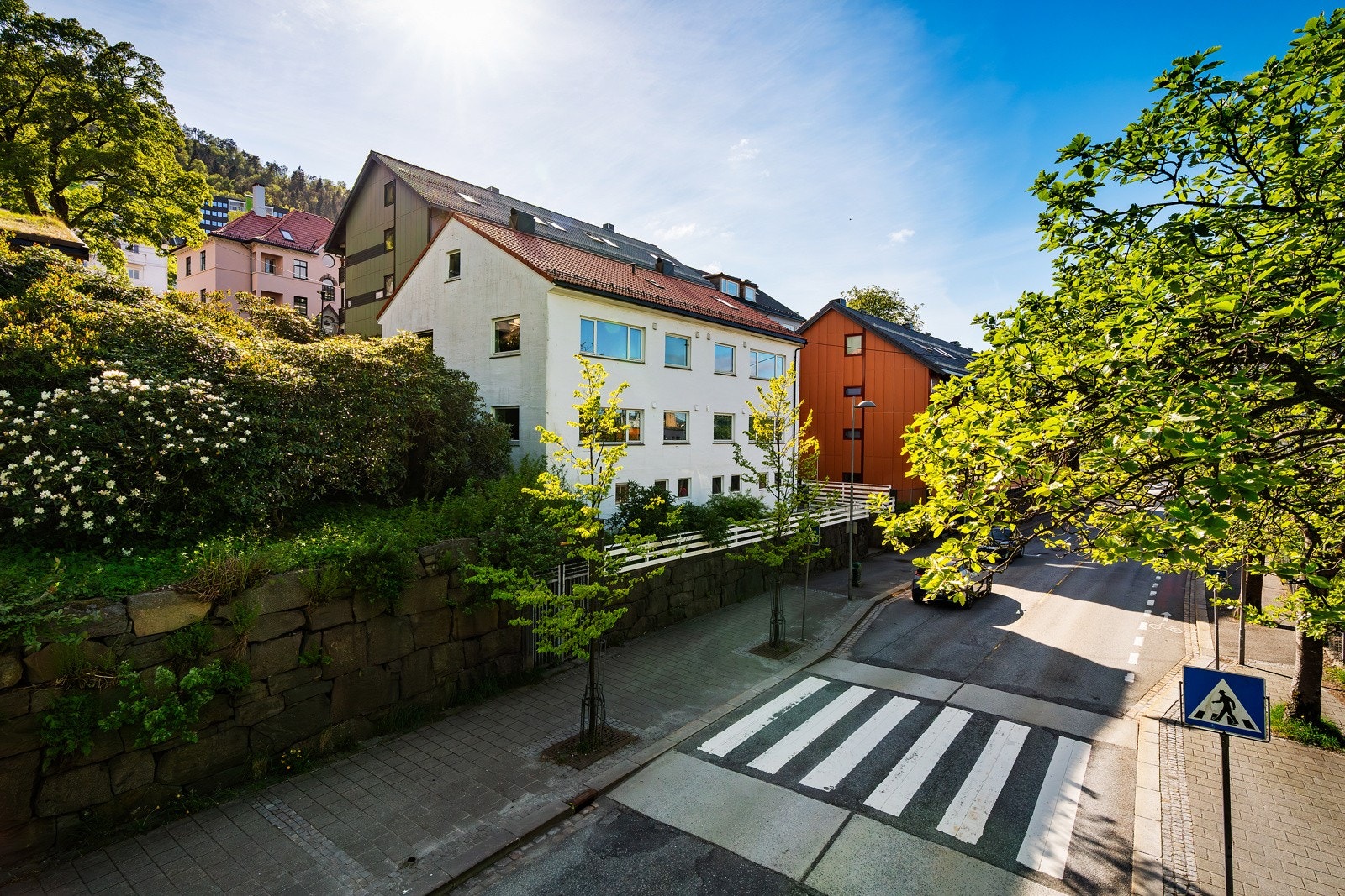 - Fasade. Busstopp rett ved - Galleribilde