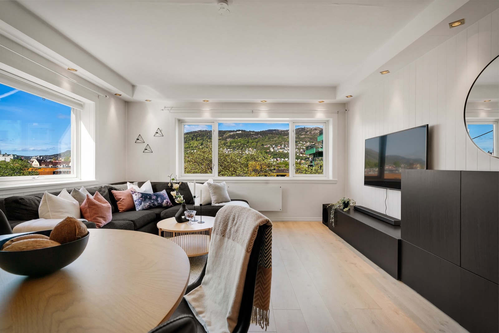 - Stuen holder en svært god størrelse på 21,4 kvm og er enkel å innrede med både sofagruppe og spisestue - Galleribilde