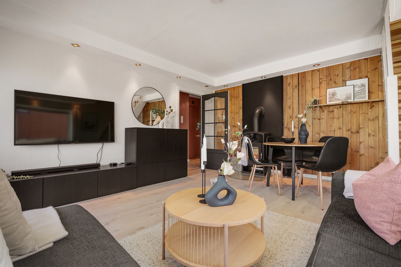 - Stue og entré har spotlights i himling - Galleribilde