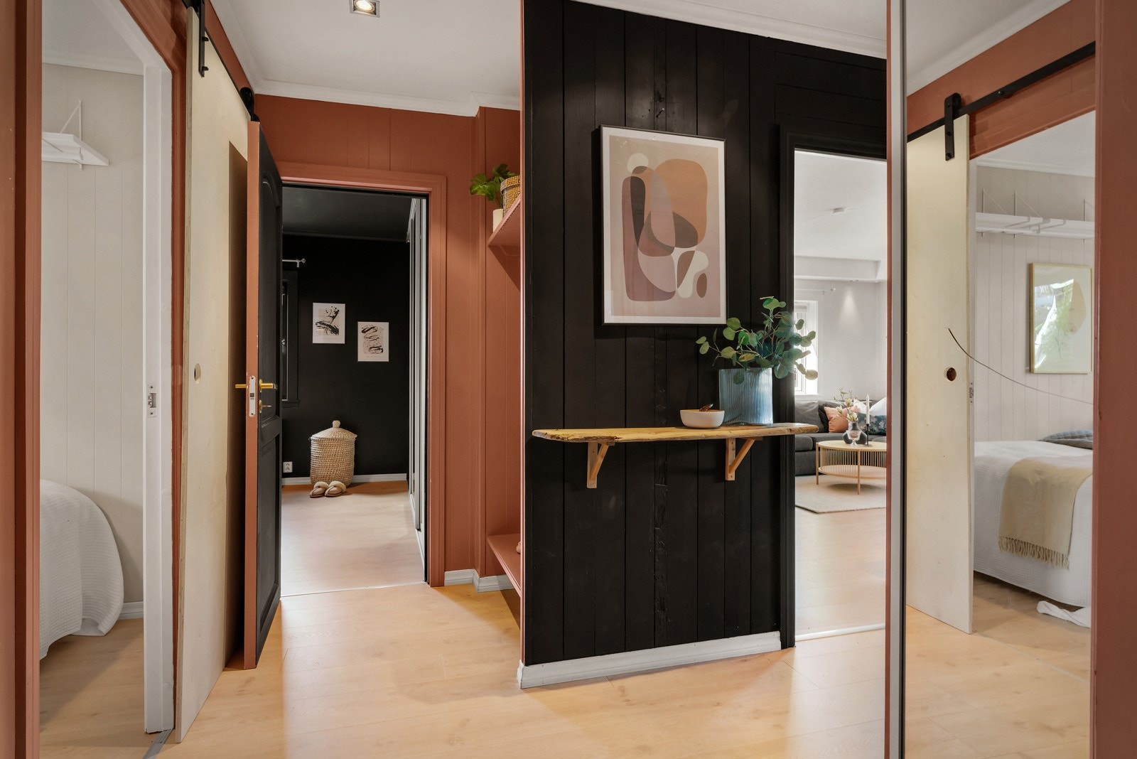 - Det er lagt slitesterkt laminat på gulvet, som er gjennomgående for leiligheten - Galleribilde