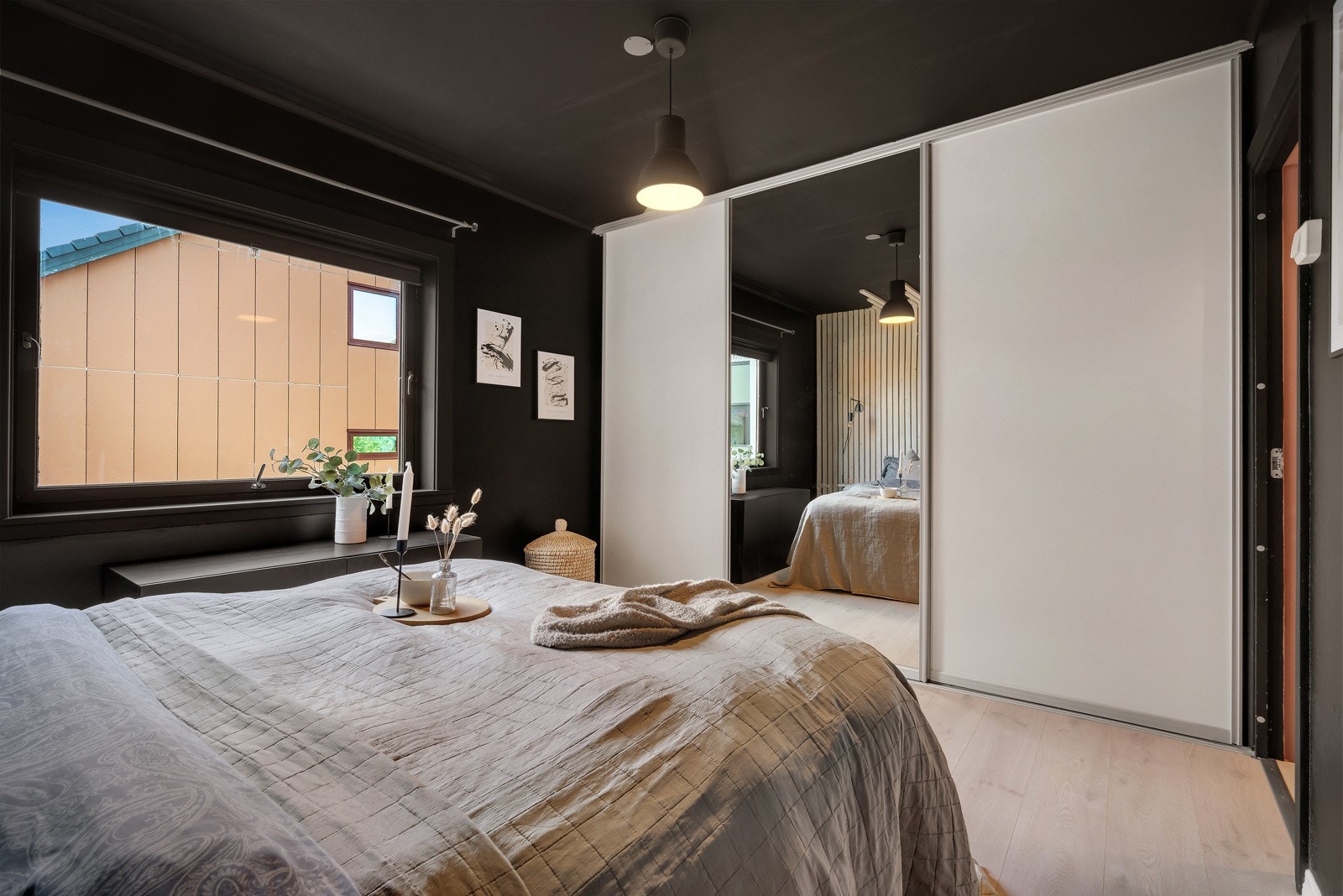 - Her er det plass til både dobbeltseng og nattbord - Galleribilde