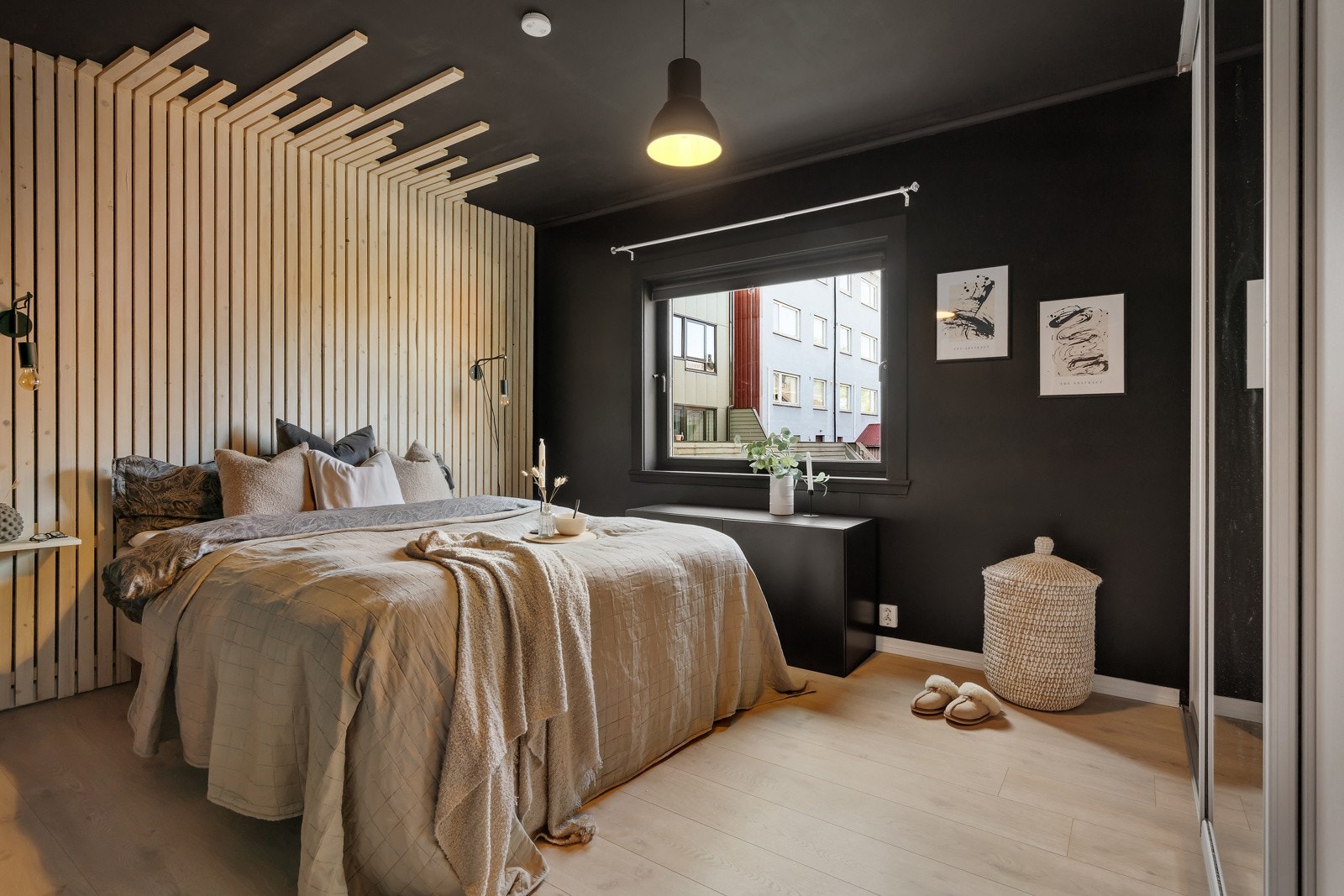 - Hovedsoverommet holder god størrelse på 13,2 kvm med stor, medfølgende garderobe - Galleribilde