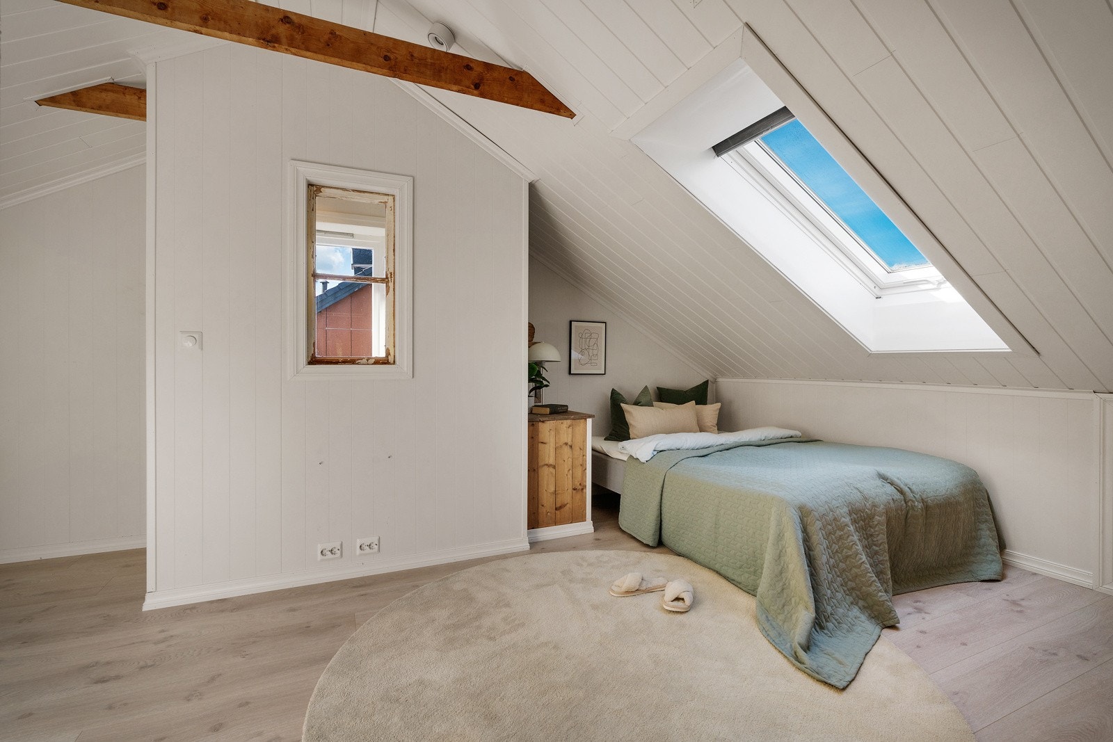 - I etasjen over har du et soverom på 11,8 kvm - Galleribilde