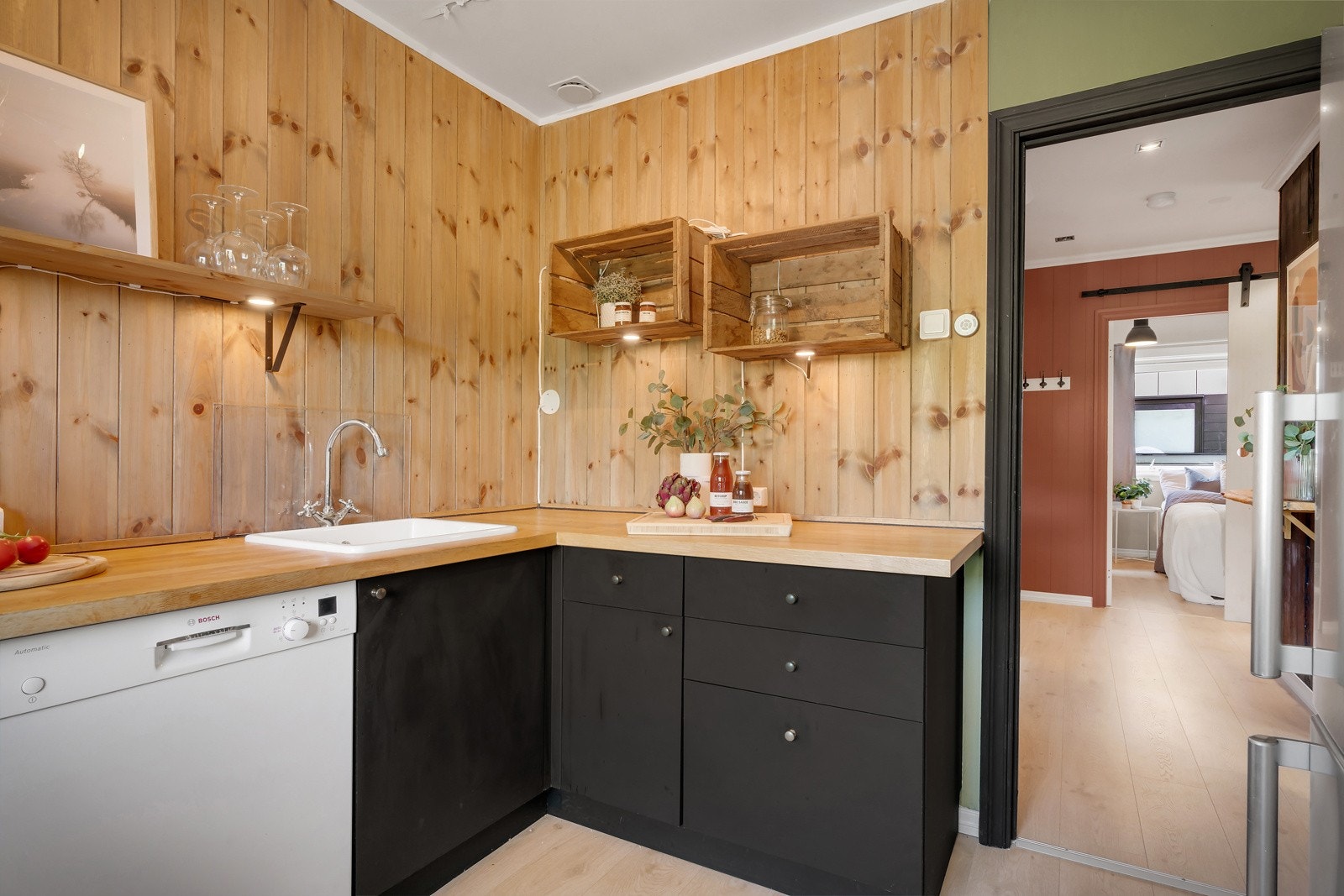 - Det er videre integrert platetopp og stekeovn. Det er også opplegg for kjøleskap og oppvaskmaskin. Hvitevarer medfølger handelen - Galleribilde