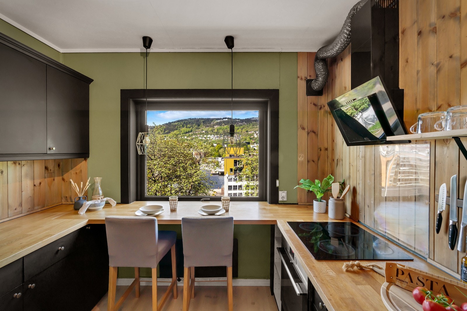 - Nærmeste busstopp finner du under 1 minutt gange fra boligen - her går det flere linjer og du bruker få minutter inn til Bergen sentrum - Galleribilde