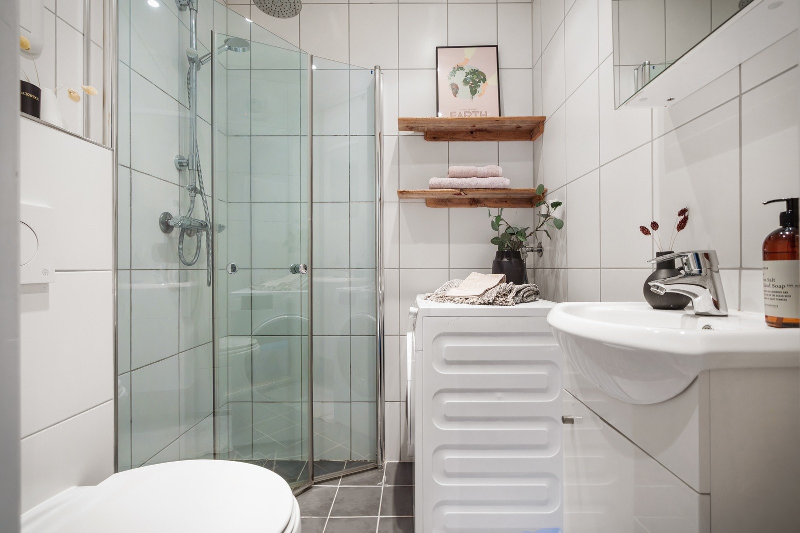 - Flislagt bad som inneholder dusj, servant, wc og opplegg for vaskemaskin - Galleribilde