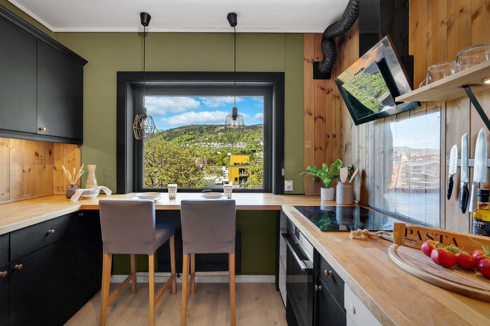 - Kjøkkenets praktisk U-form skaper rikelig med oppbevaringsplass og gode overflater for matlagingen - Galleribilde