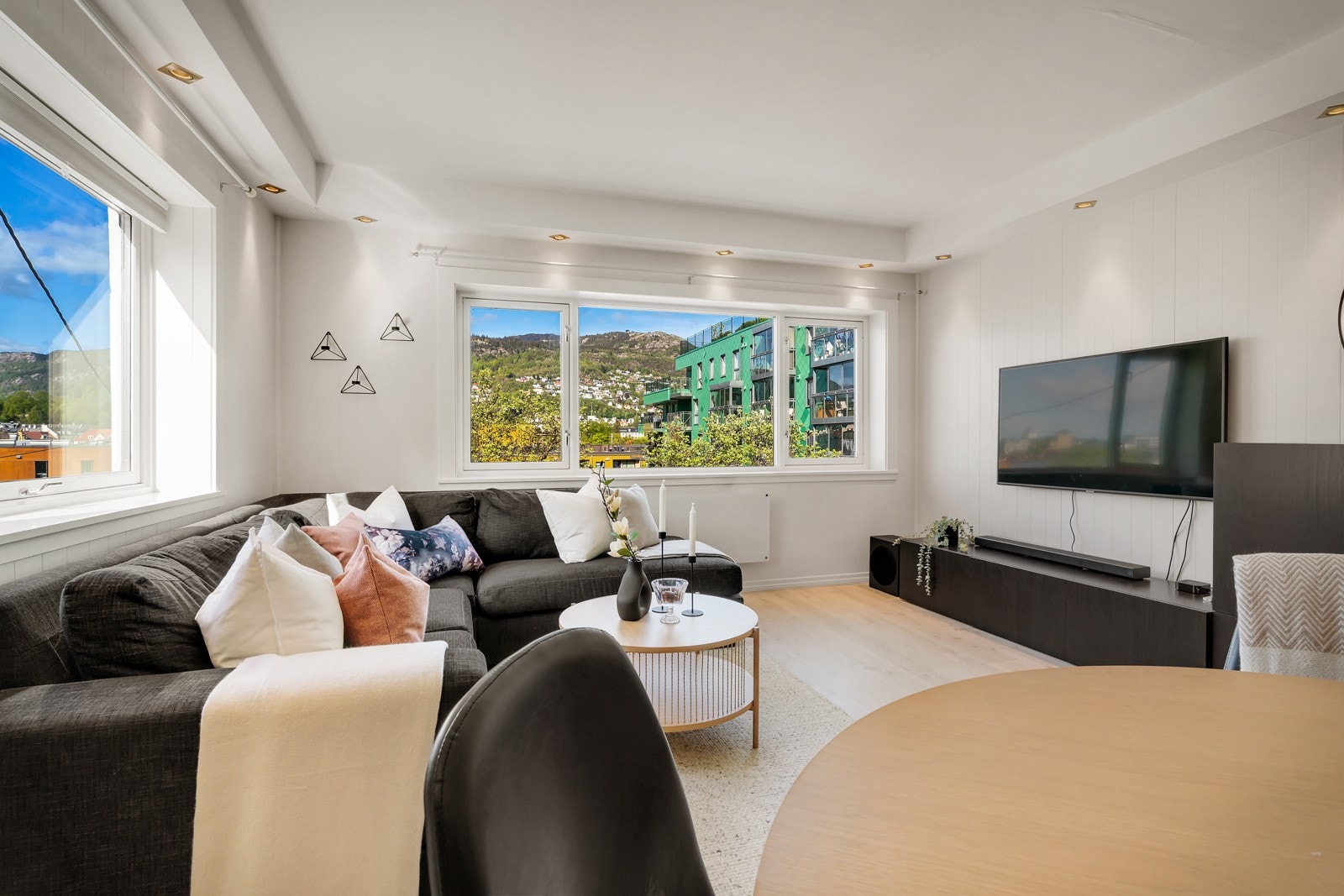 - Vinduer i to retninger gir fin utsikt og svært godt lysinnslipp - Galleribilde