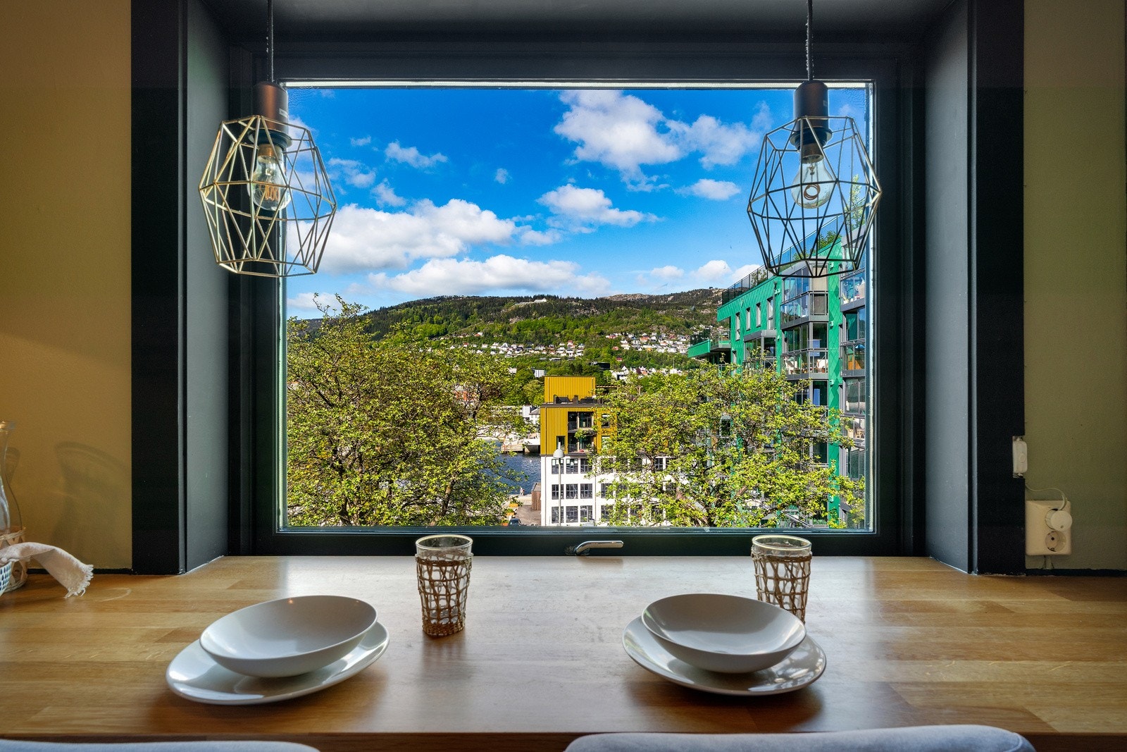 - Det er laget en fin barløsning med plass til to stoler hvor du kan nyte frokosten og se på utsikten mot Damsgårdssundet og Fløyen - Galleribilde