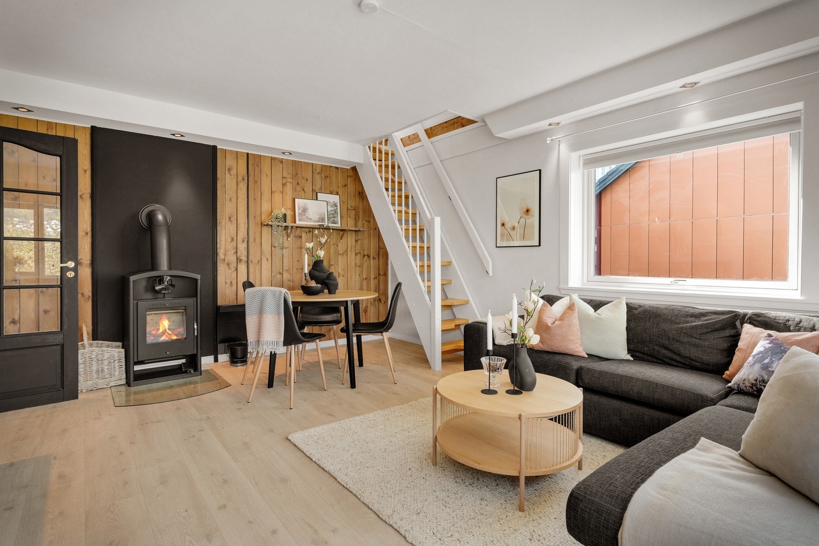 - Stuen har også en fin vedovn som gir god varme og setter stemningen på kveldstid - Galleribilde