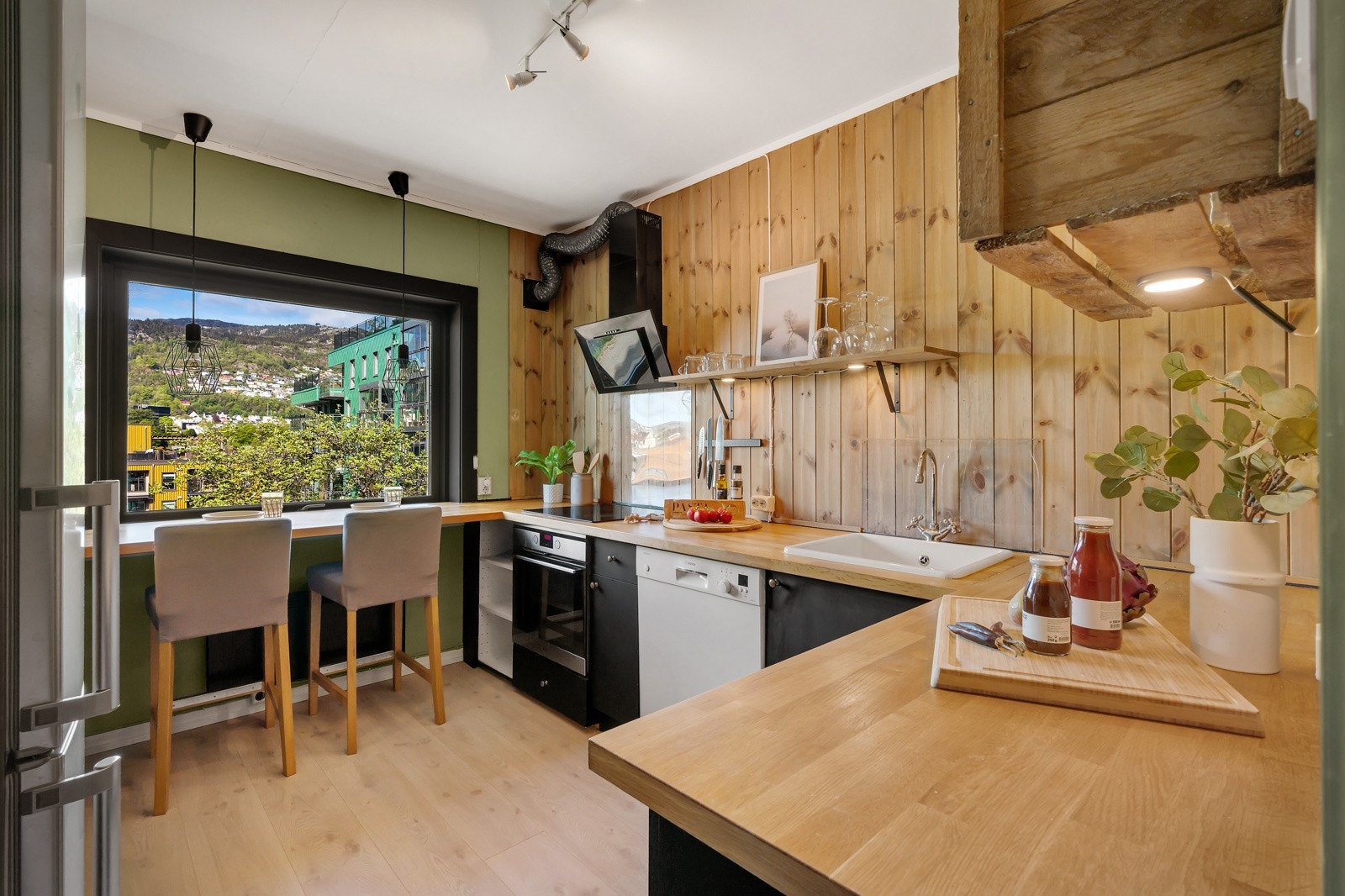 - Kjøkkenet er på ca. 9 kvm og har mørke slette fronter og heltre benkeplate - Galleribilde