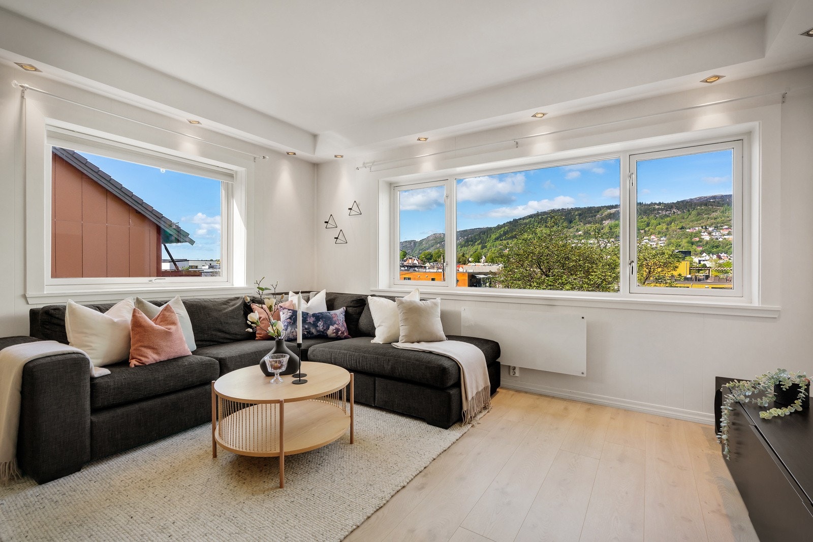 - Bo i gangavstand til Bergen sentrum, flotte turområder og alt man måtte ha behov for av fasiliteter og servicetilbud - Galleribilde