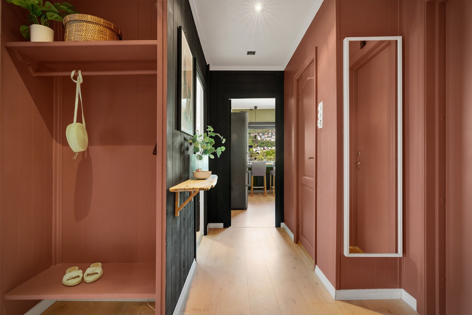 - Det første som møter deg når du entrer leiligheten er en romslig gang med fin nisje for sko og yttertøy - Galleribilde