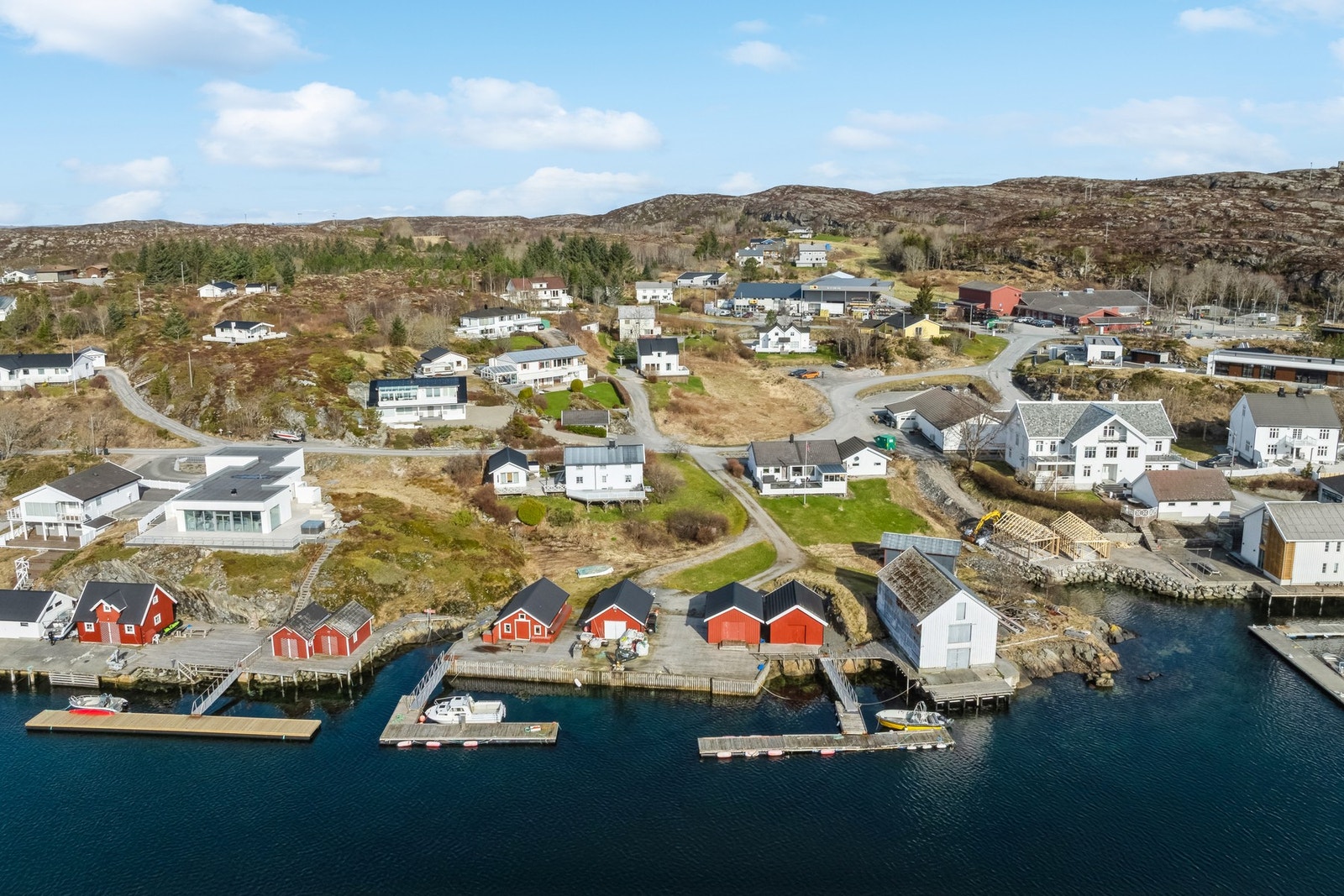 Fra eiendommen har man gangavstand til blant annet dagligvarebutikk, oppvekstsenter og Knarren Brygge Galleribilde