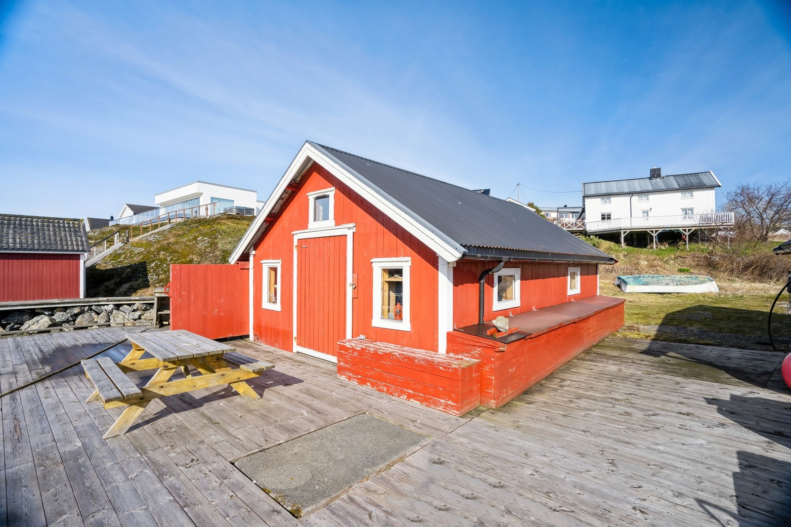 Naustet ligger ca. 50 meter nedenfor eiendommen Galleribilde