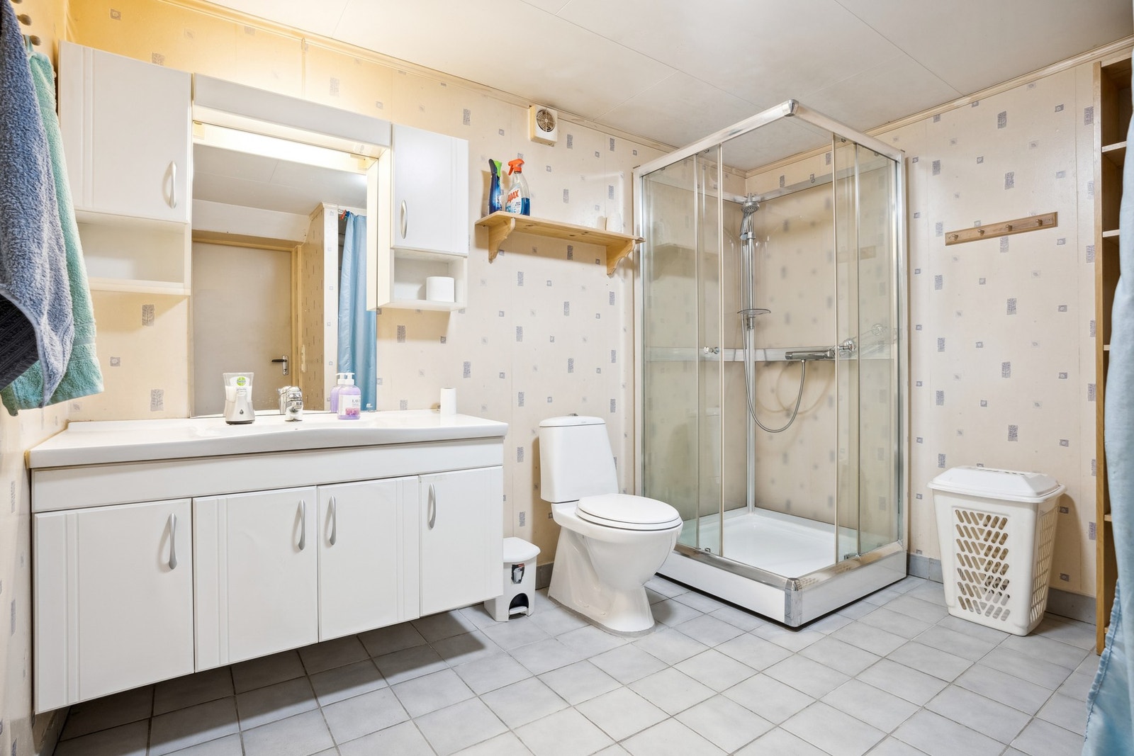 Bad/vaskerom inneholder baderomsinnredning, toalett, dusjkabinett og opplegg for vaskemaskin Galleribilde