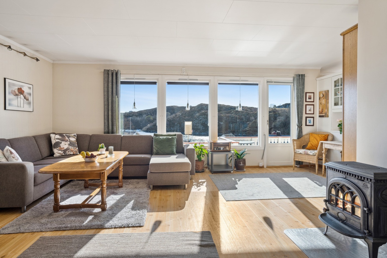 Lys og koselig stue med store vindusflater og flott utsikt Galleribilde