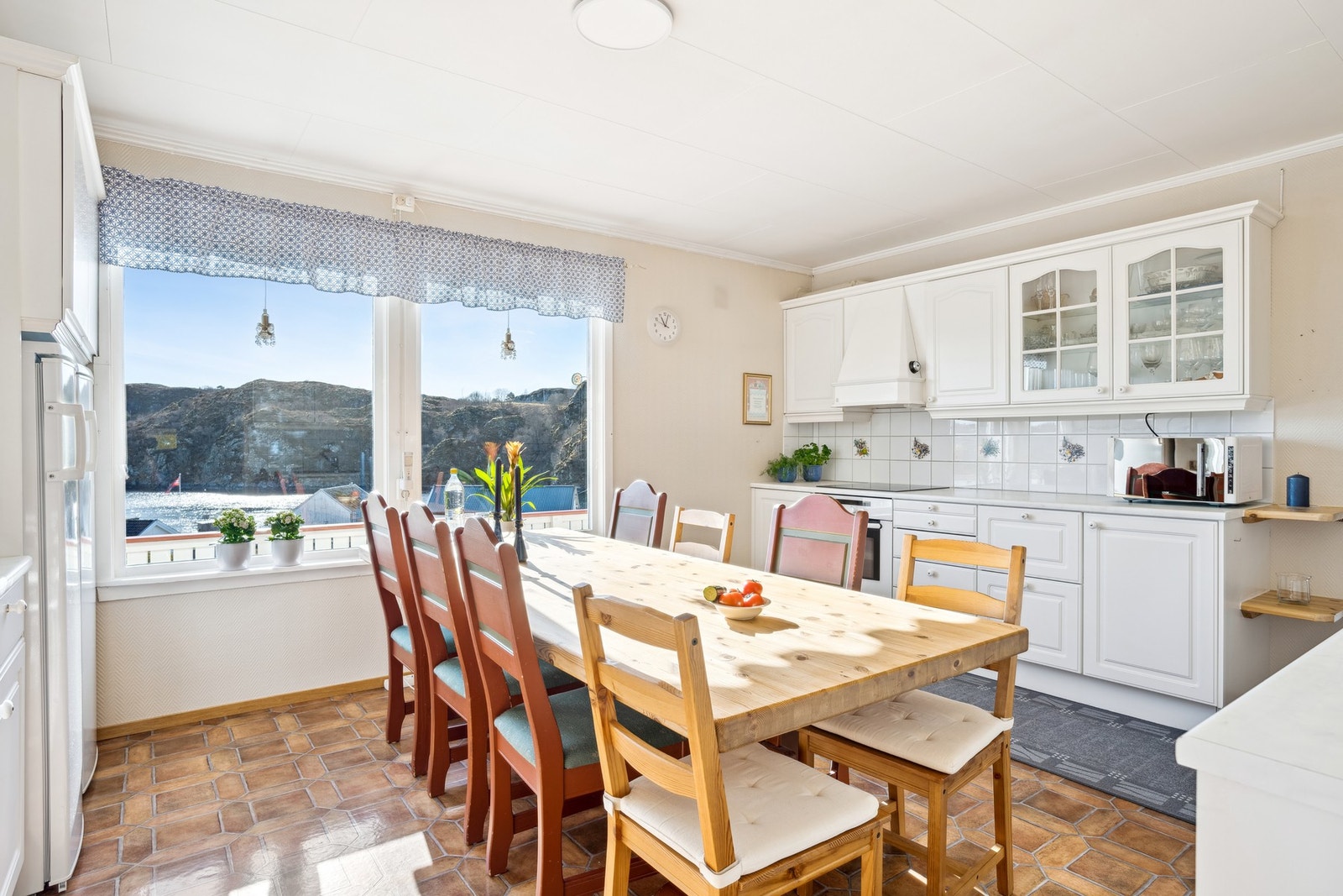 Plass til spisebord på kjøkkenet - Her kan gode måltid nytes samtidig som man nyter den fine utsikten Galleribilde