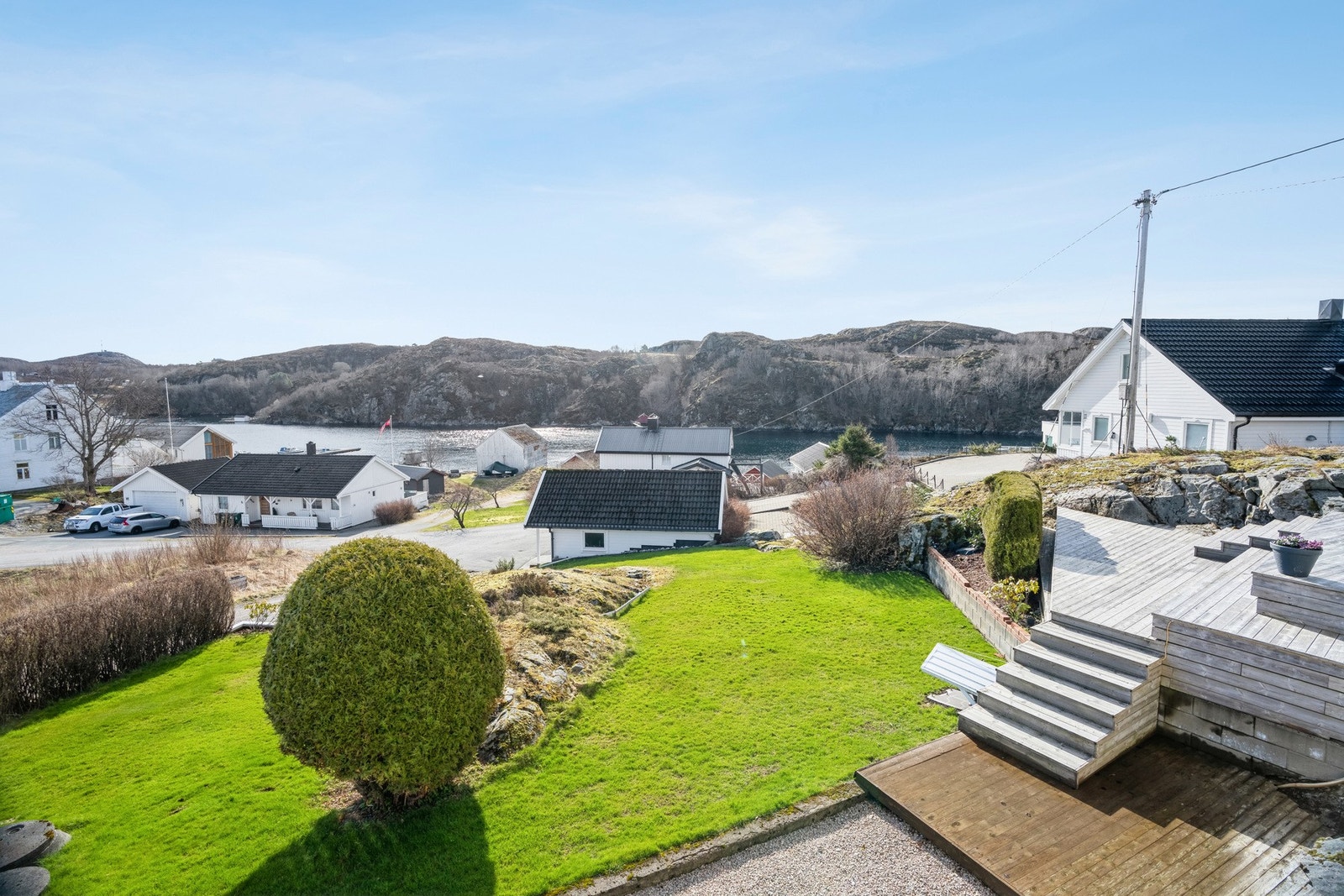 Innholdsrik eiendom men idyllisk beliggenhet i Knarrlagsundet Galleribilde