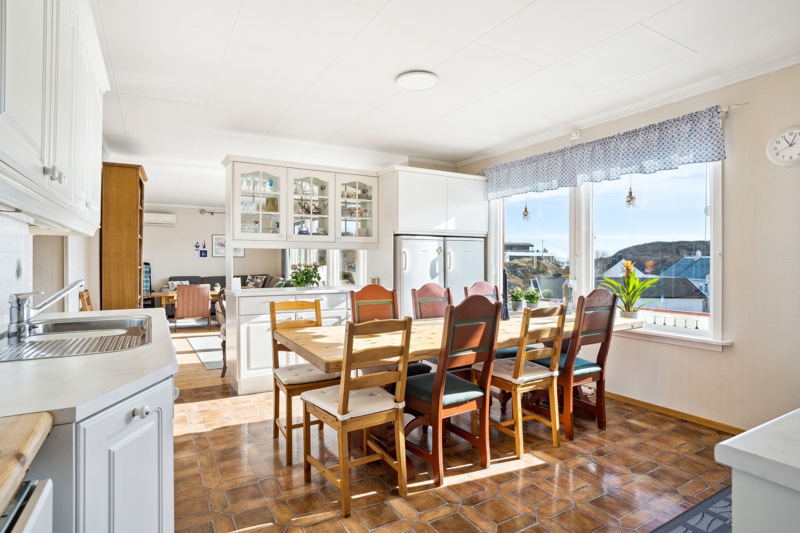 Kjøkkenet har godt med lagringsplass i skuffer og skap Galleribilde