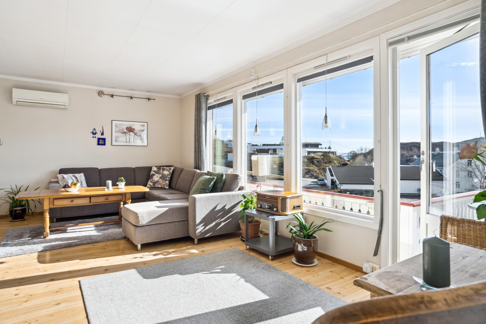 Stuen har vedfyring og det er installert varmepumpe Galleribilde