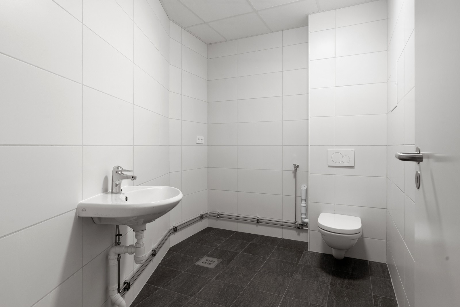 Praktisk vaskerom med god plass til både vaskemaskin og tørketrommel. Ligger vegg i vegg med baderom og yttergang.