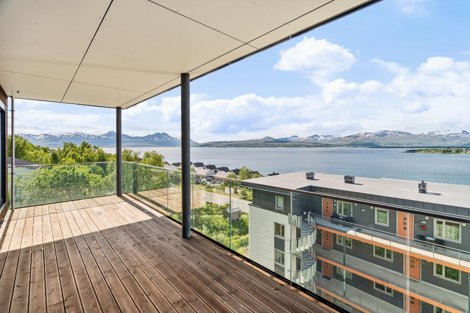 Fra stue er det utgang til veranda med helt fantatisk utsikt utover Tromsøsundet!