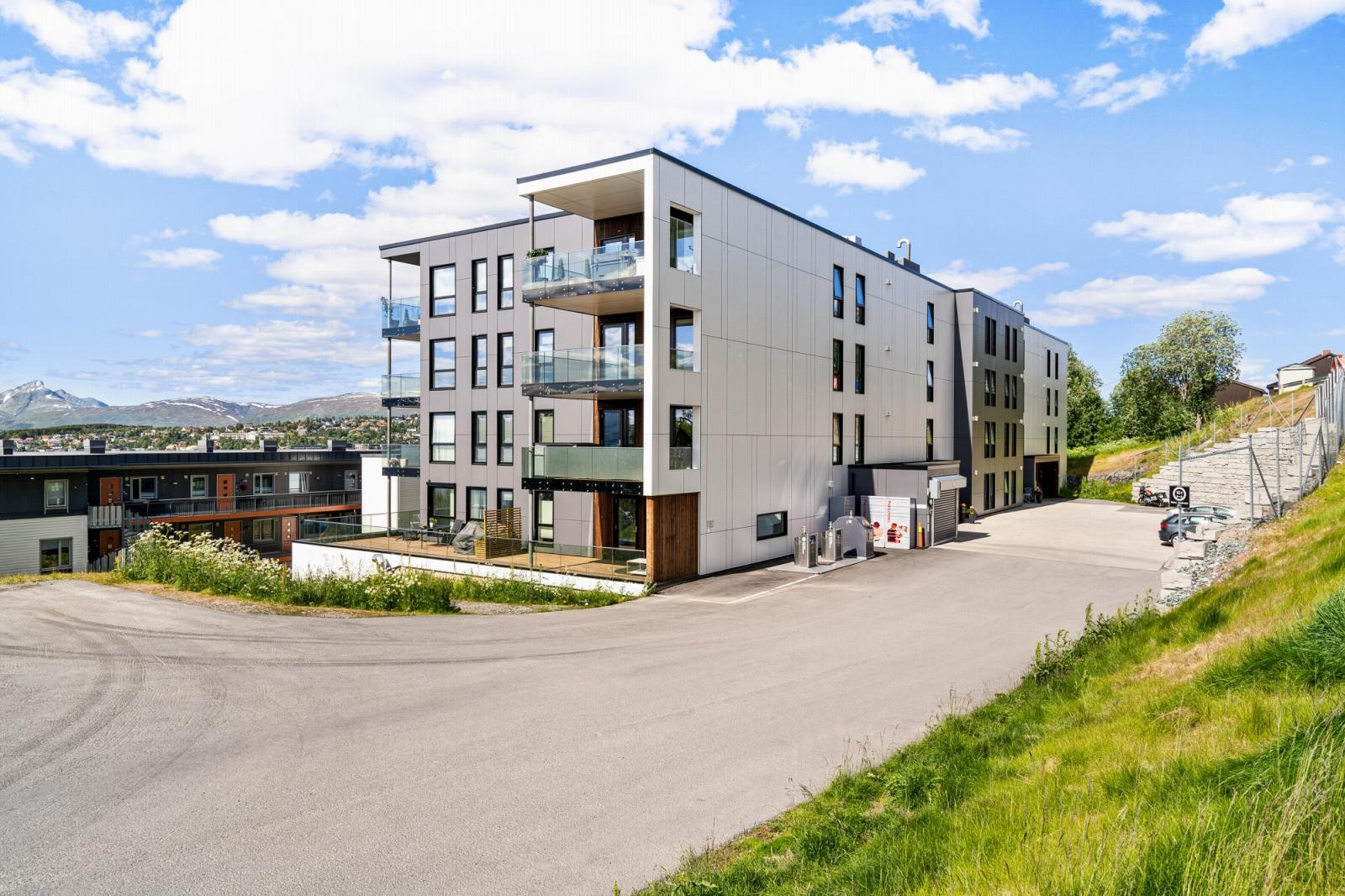 I nærområdet er det gode bussforbindelser, skole, barnehage og fine tur- og rekreasjonsområder.