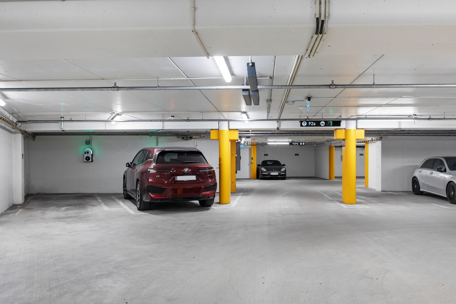 Parkering i lukket anlegg med el-bil lader Galleribilde