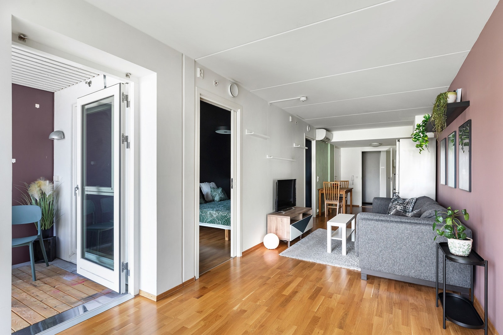 Stue med direkte adkomst til innglasset balkong Galleribilde