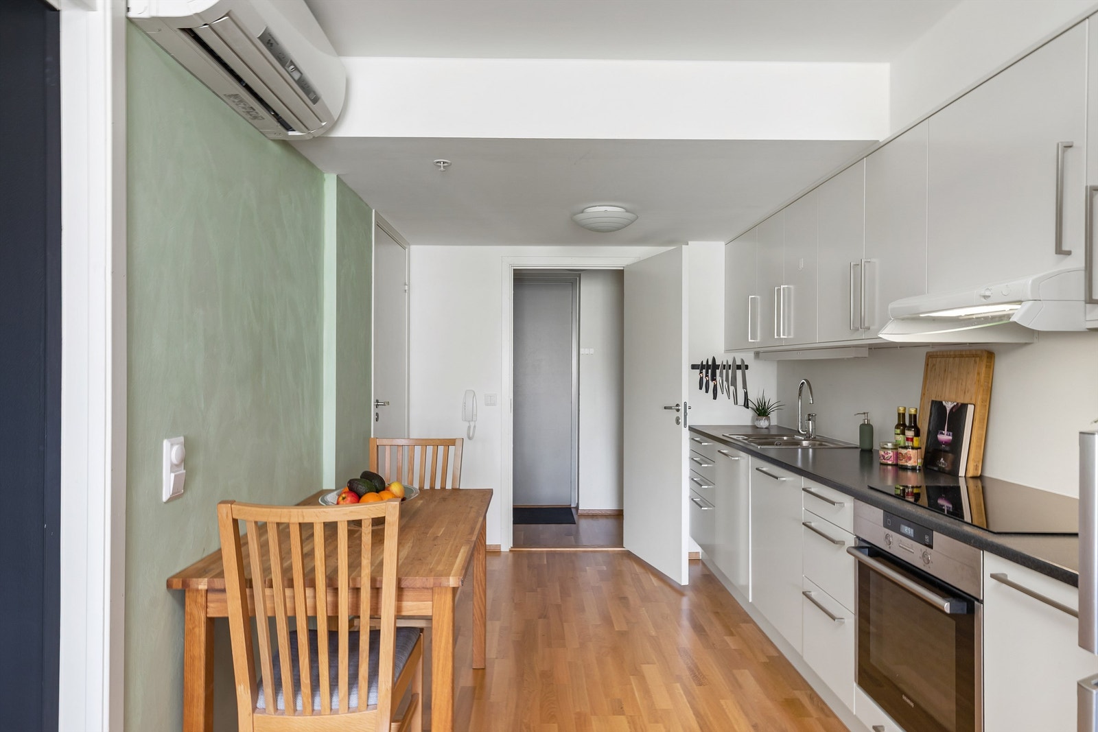 Kjøkken med plass til spisebord Galleribilde