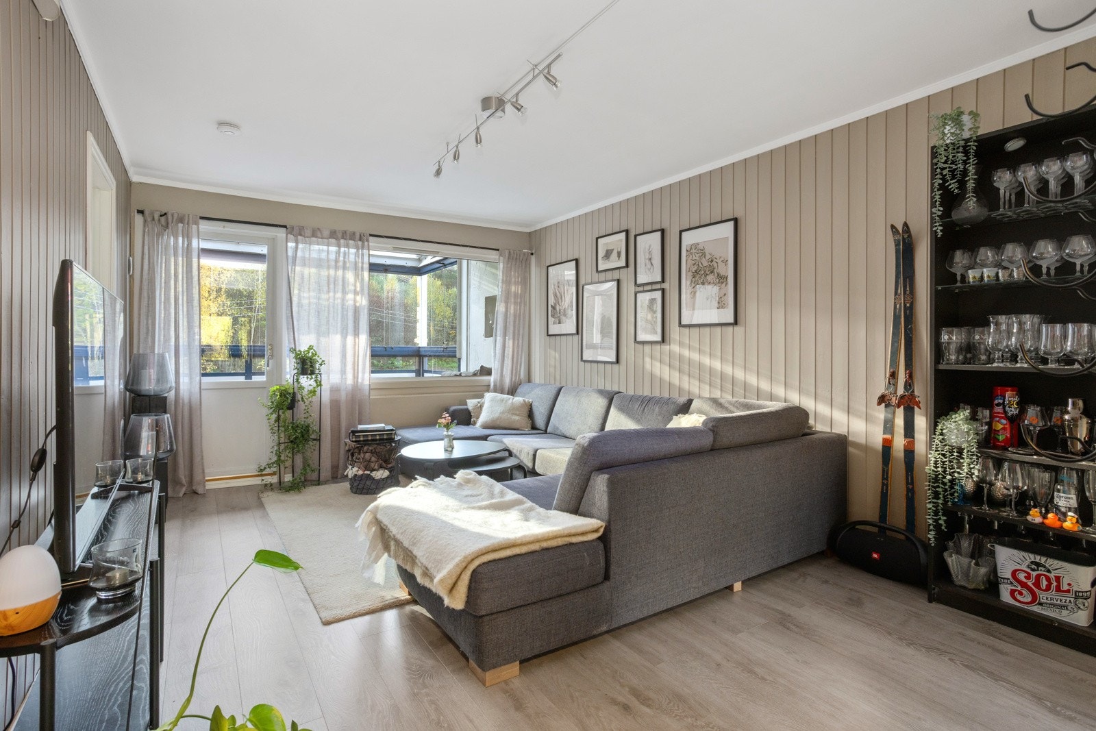 Stue med utgang til innglasset balkong Galleribilde