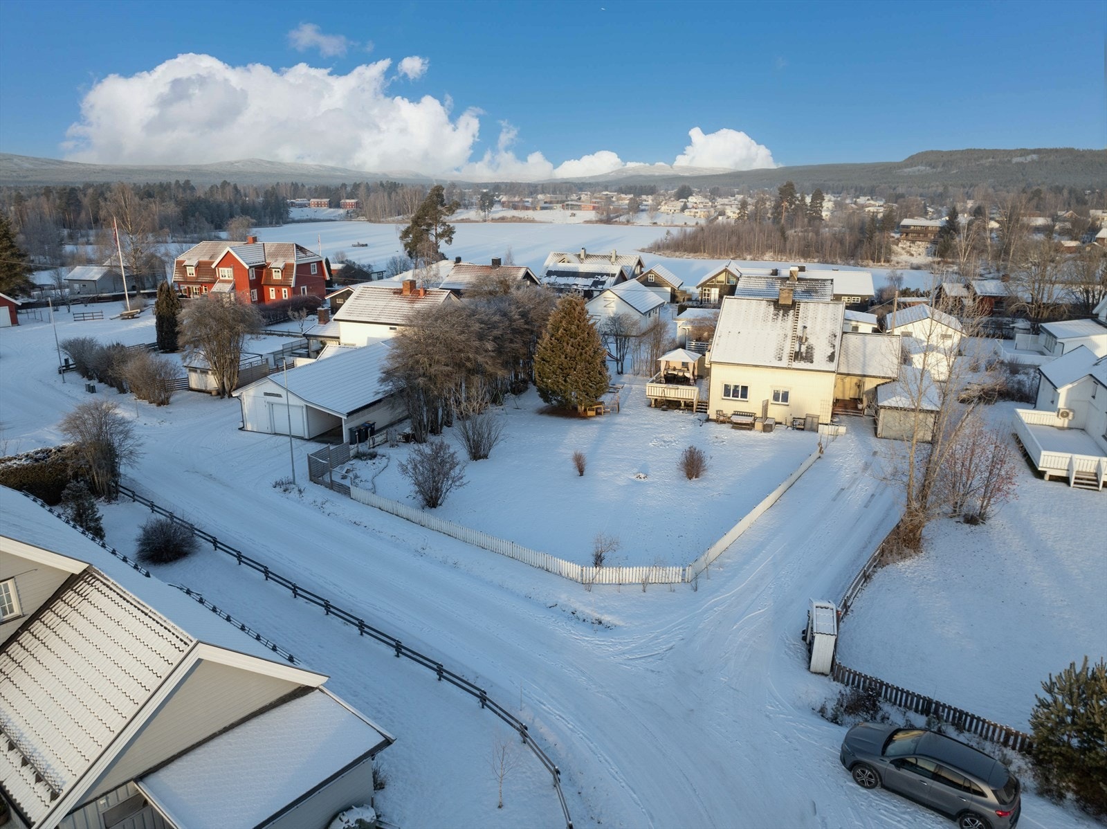 Dronefoto av eneboligen med Sagtjernet i bakgrunn. Galleribilde