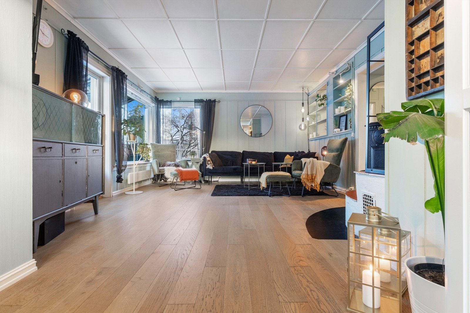 Det er 1-stav laminat på gulv, malt panel på vegg og panelplater med listverk i himling. Galleribilde